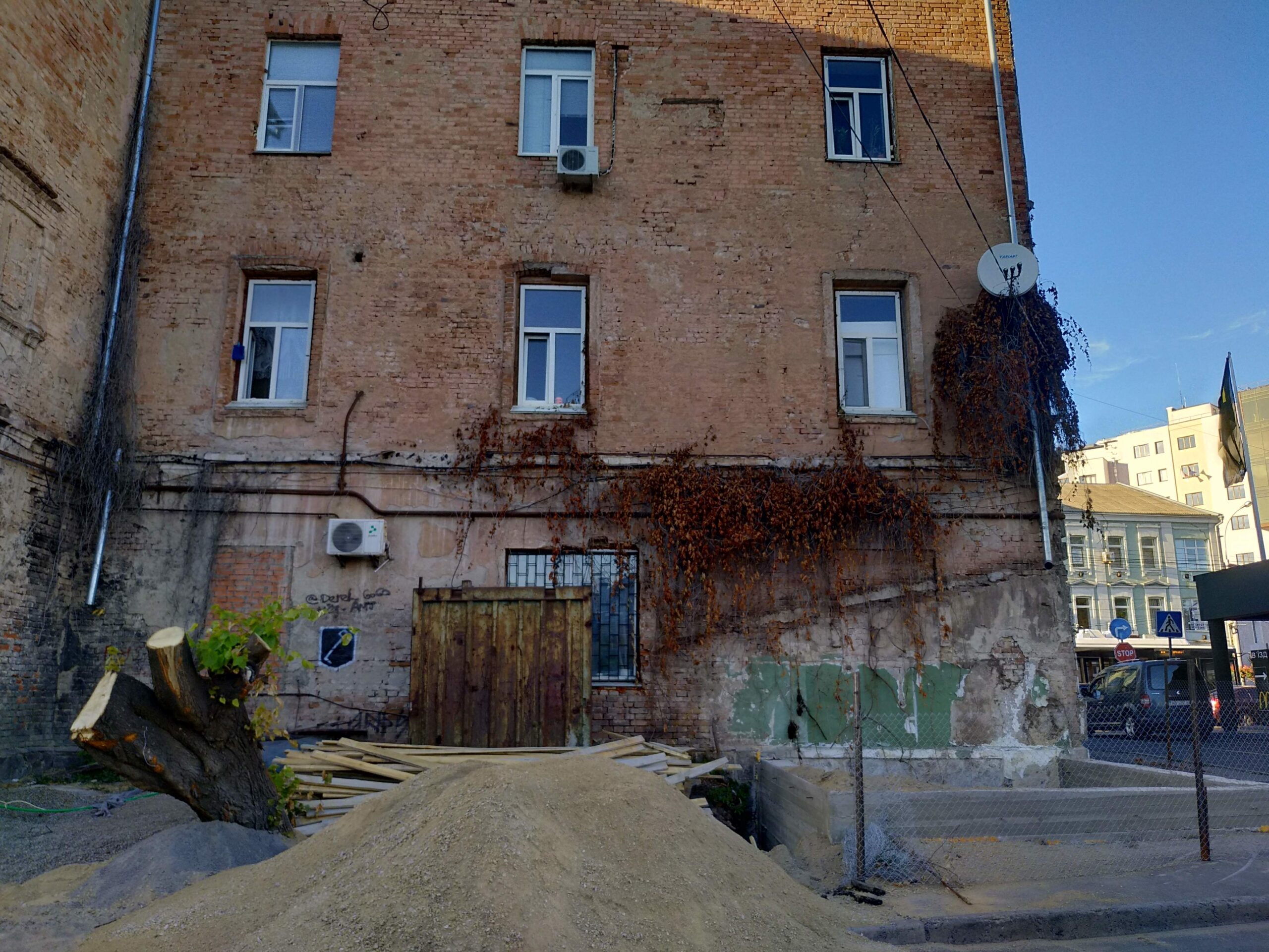 На комунальній землі впритул до будівлі у центрі Вінниці біля смітників будують магазин