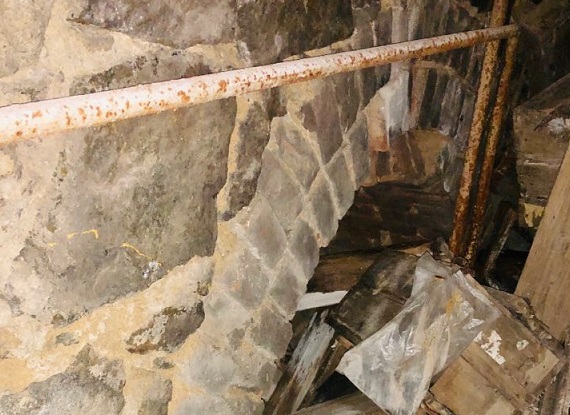 Вінницька депутатка знайшла старовинну арку, що може вести у підземелля, у колишній будівлі ЖЕКу