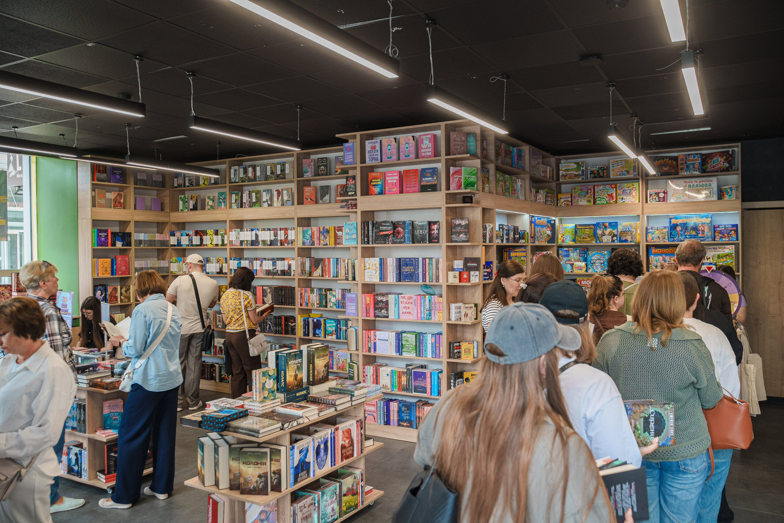 У центрі Вінниці відкрилася перша флагманська книгарня «КнигоЛенд»: як це було