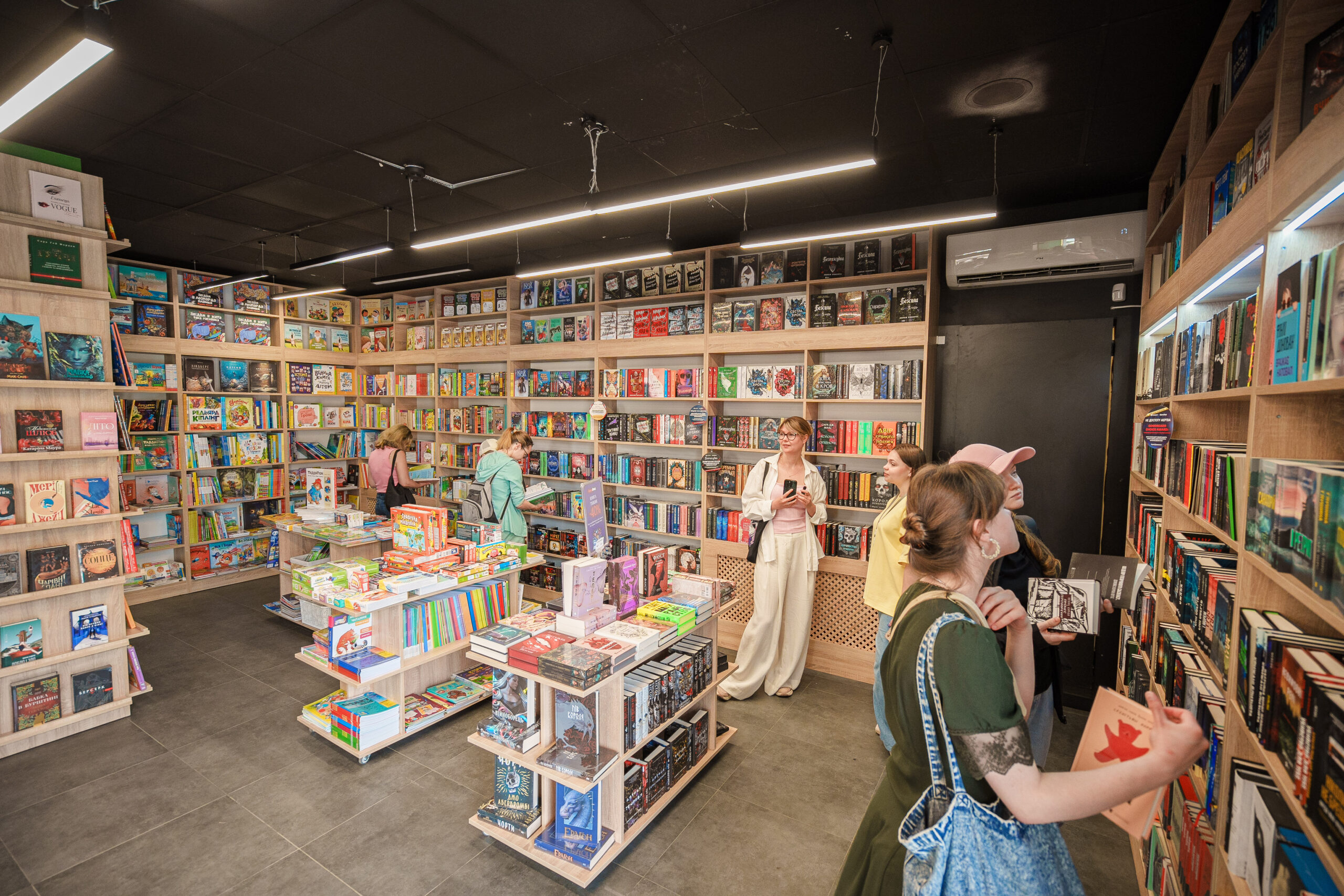 У центрі Вінниці відкрилася перша флагманська книгарня «КнигоЛенд»: як це було