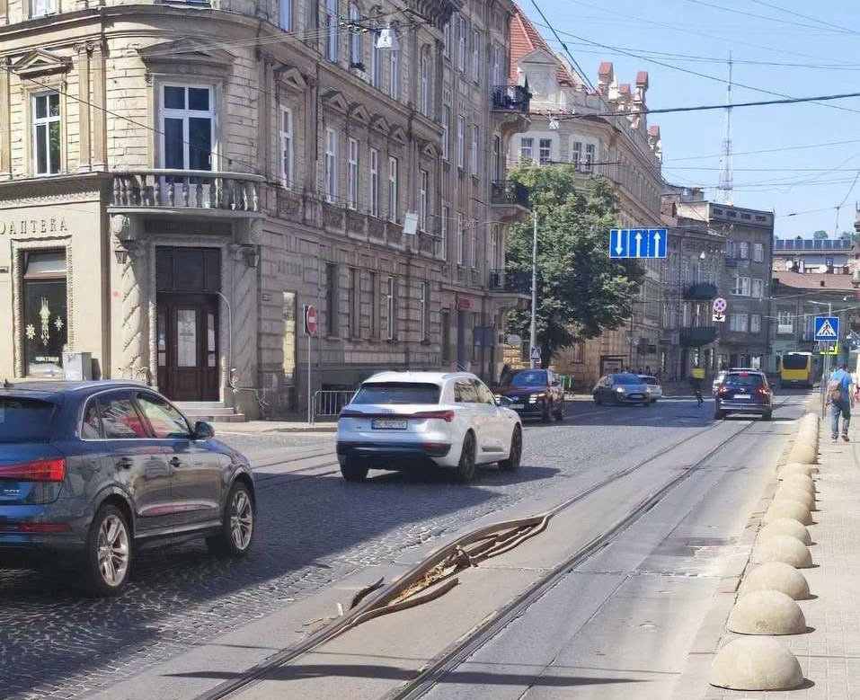 Не лише спека: чому насправді стався викид трамвайної рейки біля Вінницької міськради