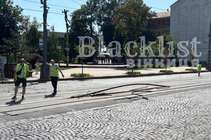 Не лише спека: чому насправді стався викид трамвайної рейки біля Вінницької міськради