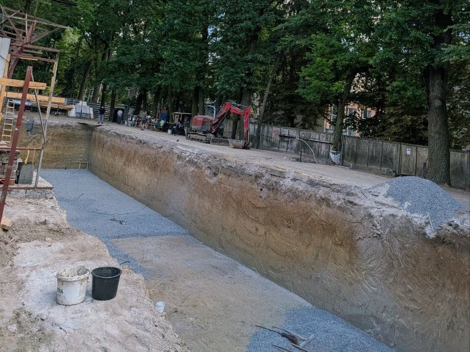 Будівництво замість кіосків: у Вінниці біля «Студентської» натомість тимчасових павільйонів зводять двоповерхову комерцію
