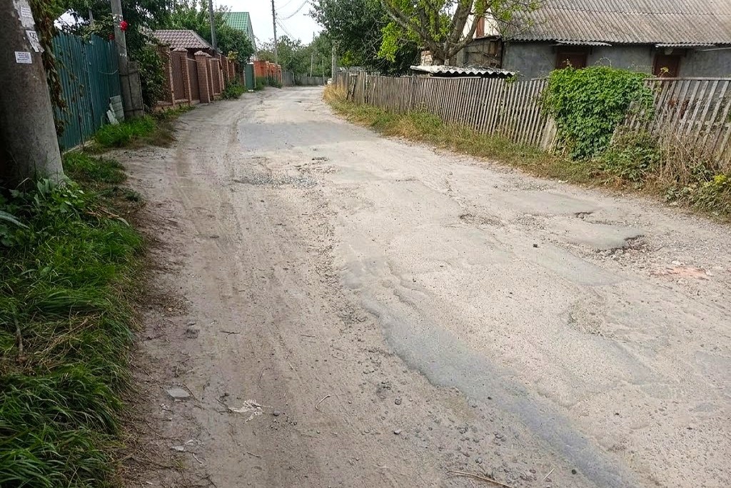 «Навіть соромно»: вінничани скаржаться на розбиту дорогу в Пироговому