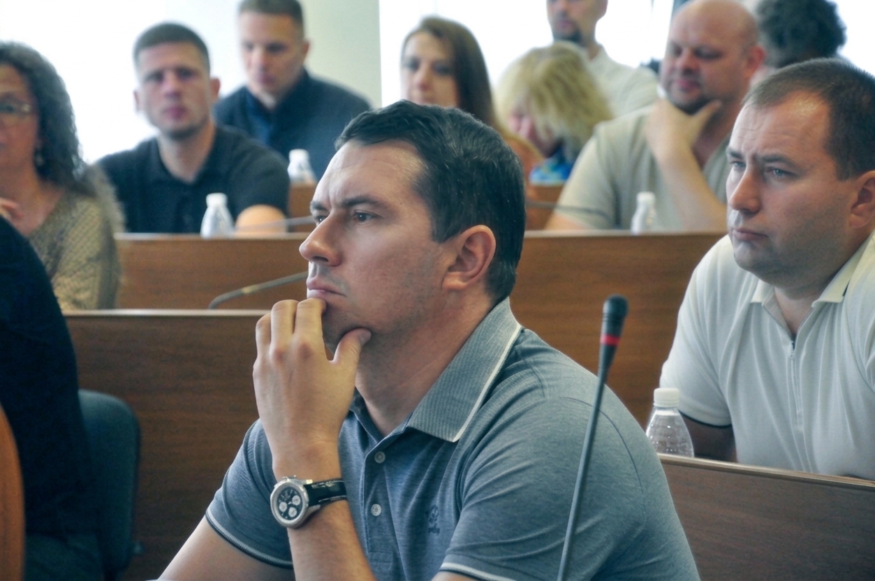 Мільйонні дивіденди, вантажівки та швейцарський люкс: що приховує декларація вінницького депутата Ковальчука