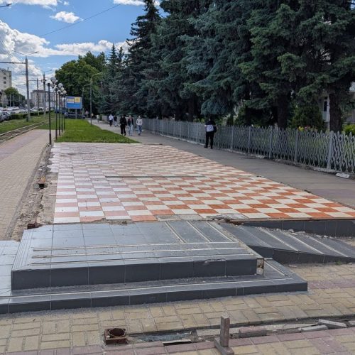 Влада знесла зупинку “Лікарня імені Пирогова”:  облаштувати нову обіцяють ще цього року