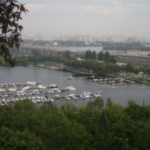Оточення Пінчука відсудило у КМДА 27 мільйонів за неможливість забудувати Видубицьке озеро