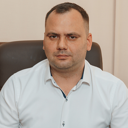 Будинок під Вінницею та елітні авто напрокат: як живе родина очільника міського архбудконтролю