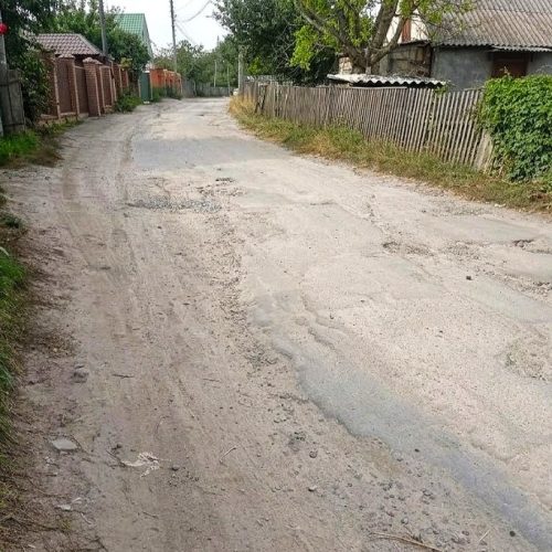 «Навіть соромно»: вінничани скаржаться на розбиту дорогу в Пироговому