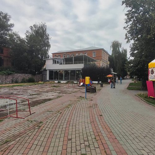 У центрі Вінниці рік пустує місце демонтованого дитячого майданчика: мешканці вимагають відновити зону відпочинку