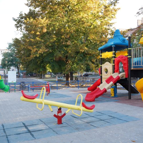 У вінницькому дворі на Стельмаха діти граються на небезпечних гойдалках: мешканці просять про реконструкцію