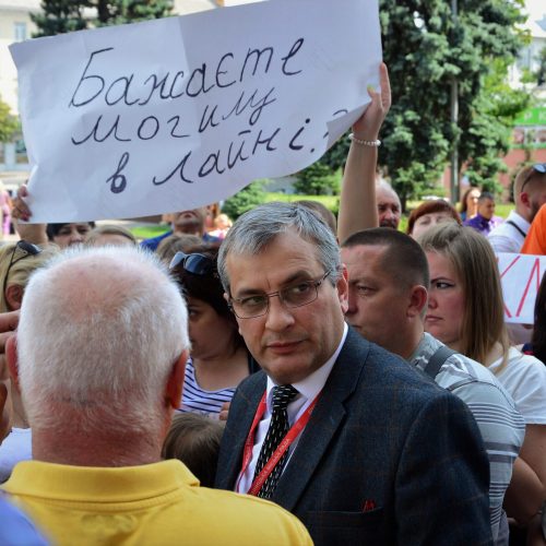 Під час сесії у Вінниці пройшли  «могильні» протести