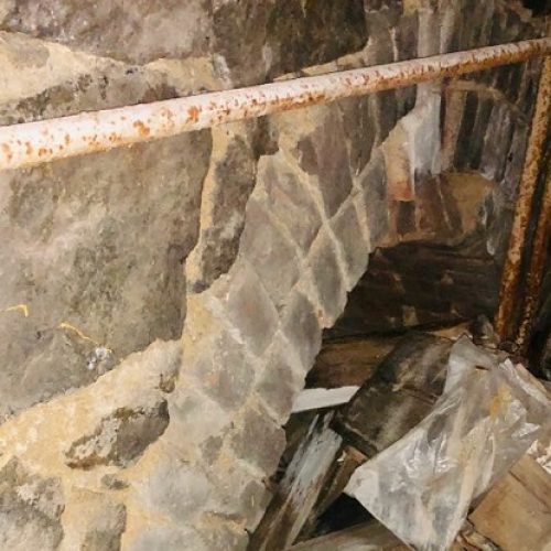 Вінницька депутатка знайшла старовинну арку, що може вести у підземелля, у колишній будівлі ЖЕКу