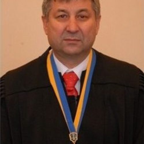 Після журналістського розслідування  голова обласного суду Вінничини подав у відставку