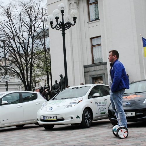 Війна змінила автомобільний ринок України: майбутнє за електромобілями