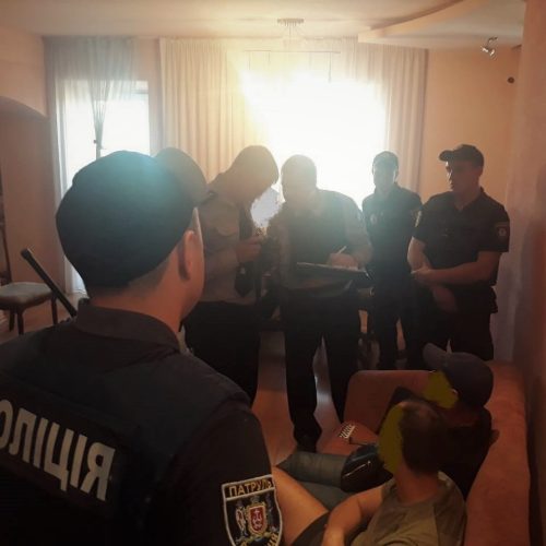 Силовий захват квартири у Вінниці:  підлітка поклали «обличчям в підлогу» під дулом пістолету